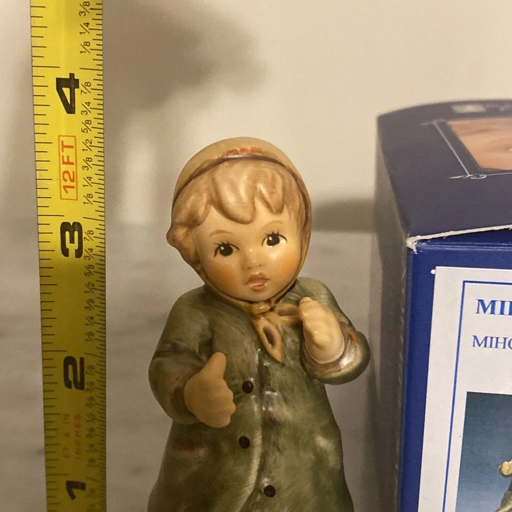 Hummel Club Membership Figurine - Keeping Time - Mint in Box 4